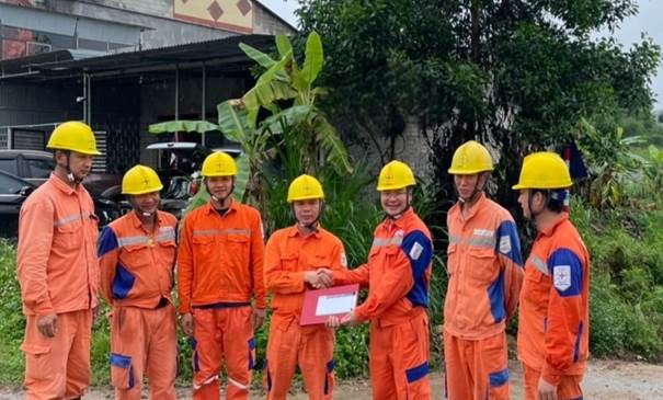 Xí nghiệp Dịch vụ Điện lực Hà Giang với người lao động nhân Tháng công nhân năm 2022
